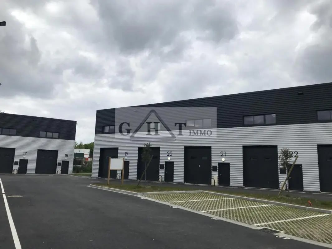 Industrial in Valenton to rent Building Photo- Image 1 of 2