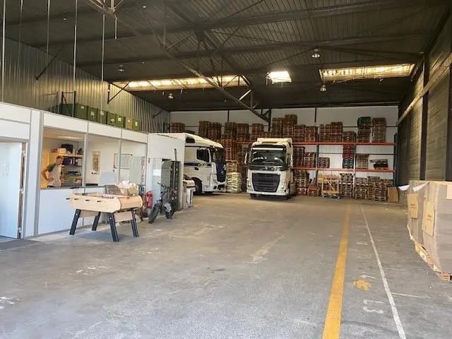 Location Entrepôt 600 m² - Photo 1
