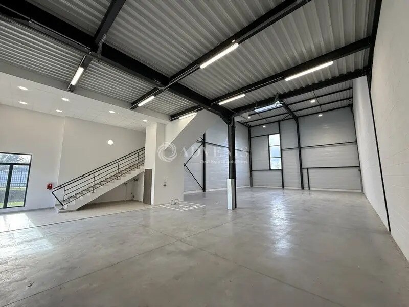 Light Industrial in Chalifert to rent Interior Photo- Image 1 of 5