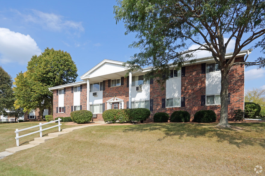 1033-1095 Lowell Dr, Oconomowoc, WI for sale - Primary Photo - Image 1 of 17