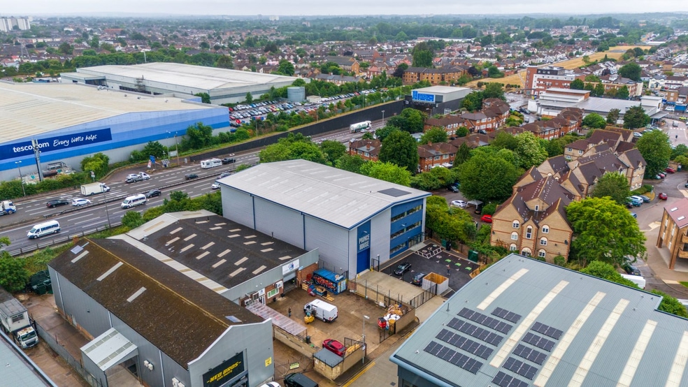 Station Road Approach, Waltham Cross to rent - Building Photo - Image 3 of 6