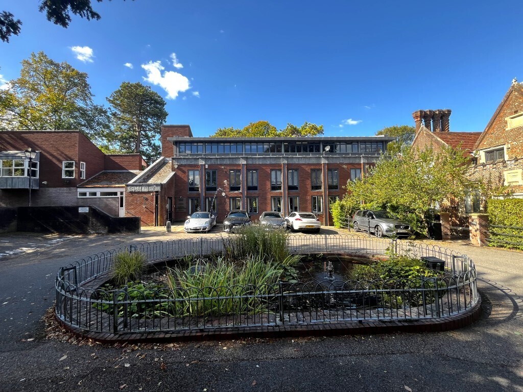 Church Yard, Tring to rent Building Photo- Image 1 of 7