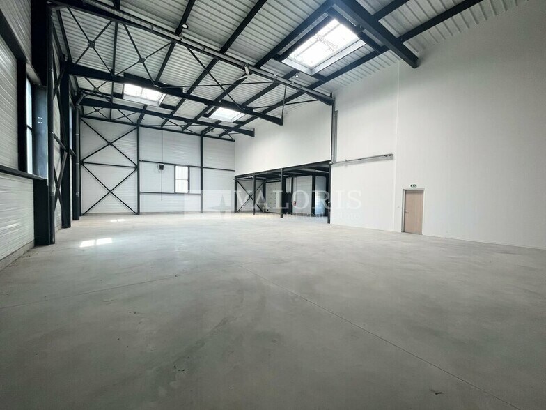 Light Industrial in Colombier-Saugnieu to rent - Interior Photo - Image 3 of 5