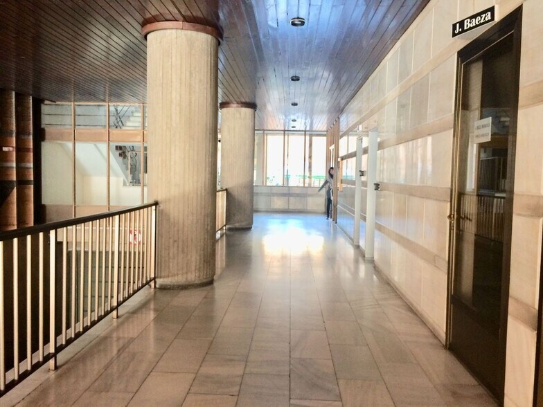 Office in Elche, Alicante to rent - Lobby - Image 3 of 9