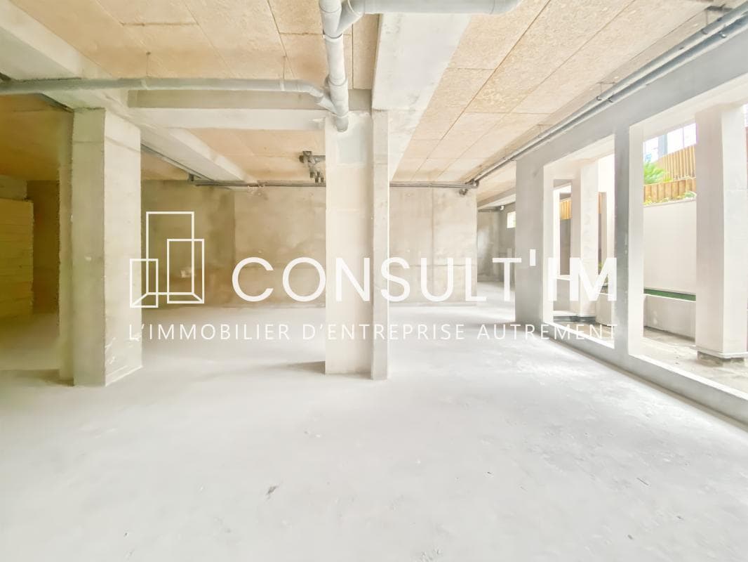 Retail in Clichy to rent Interior Photo- Image 1 of 8