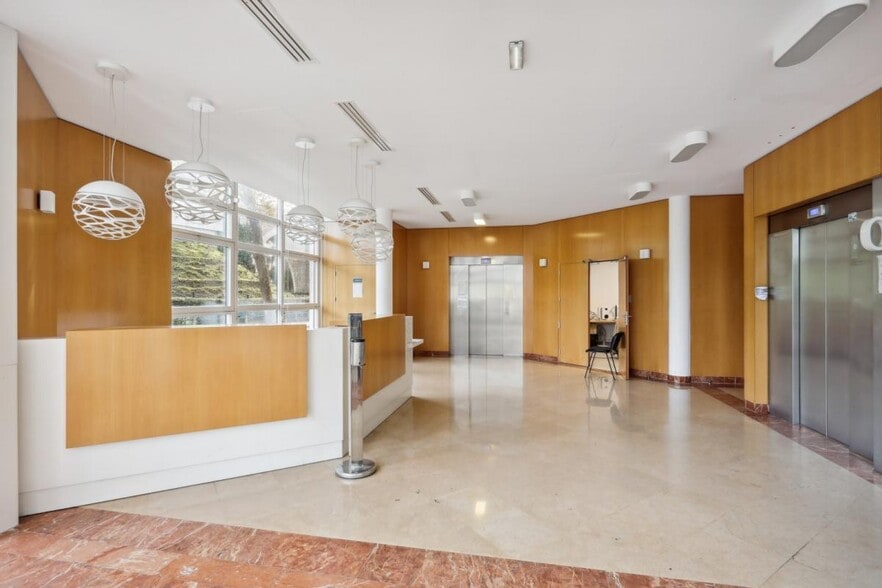 1 Rue Jacques Henri Lartigue, Issy-les-Moulineaux to rent - Lobby - Image 3 of 12