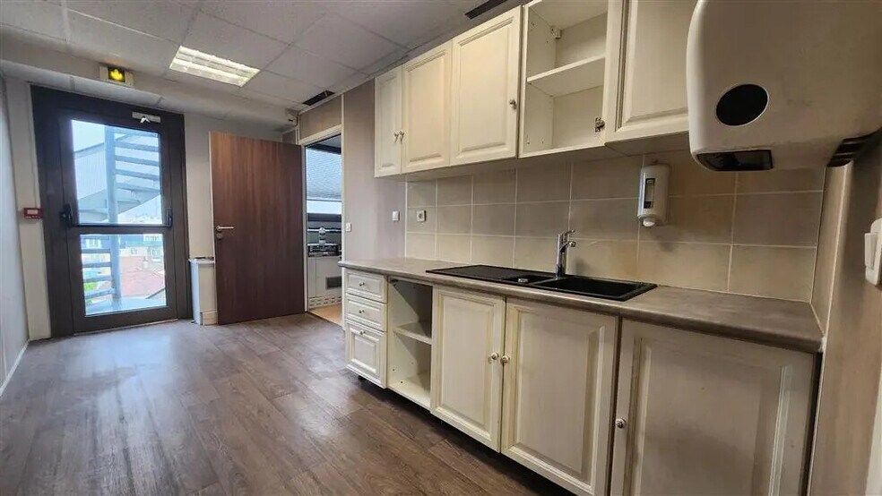 Office in La Garenne-Colombes to rent - Building Photo - Image 3 of 8