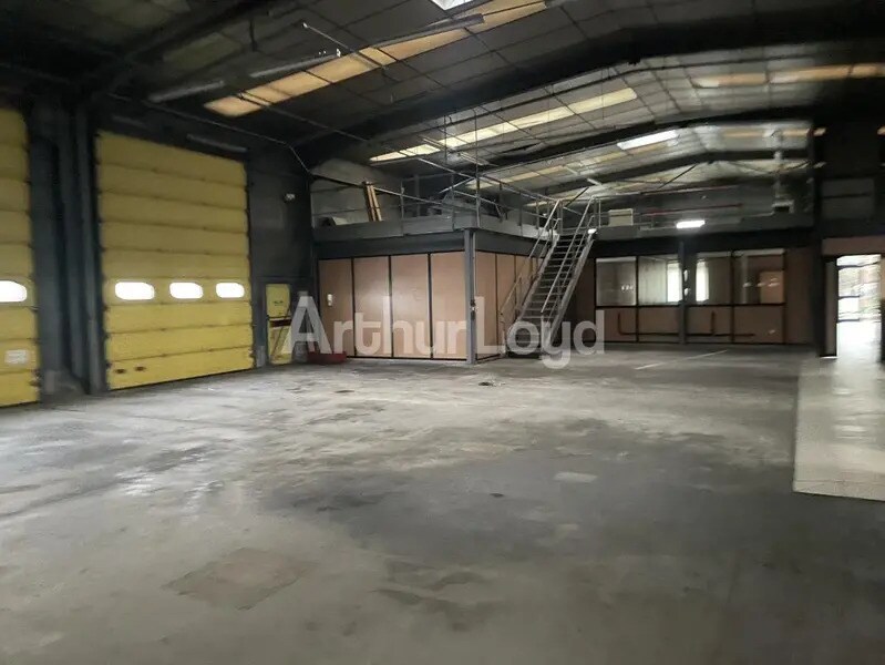 Location Local d'activités 720 m² - Photo 1
