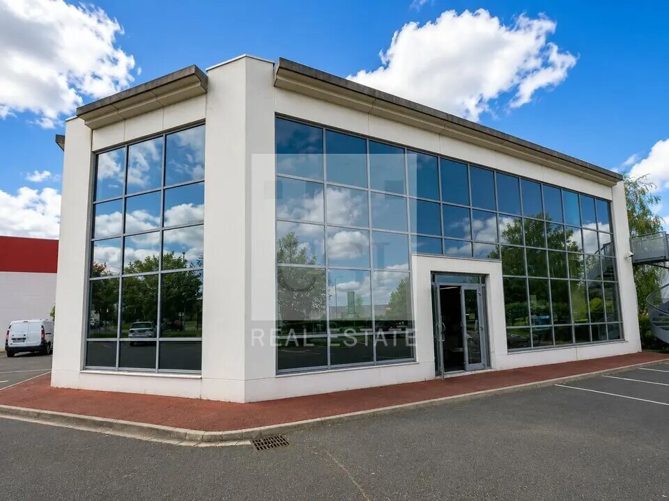 Retail in Limonest to rent Building Photo- Image 1 of 14