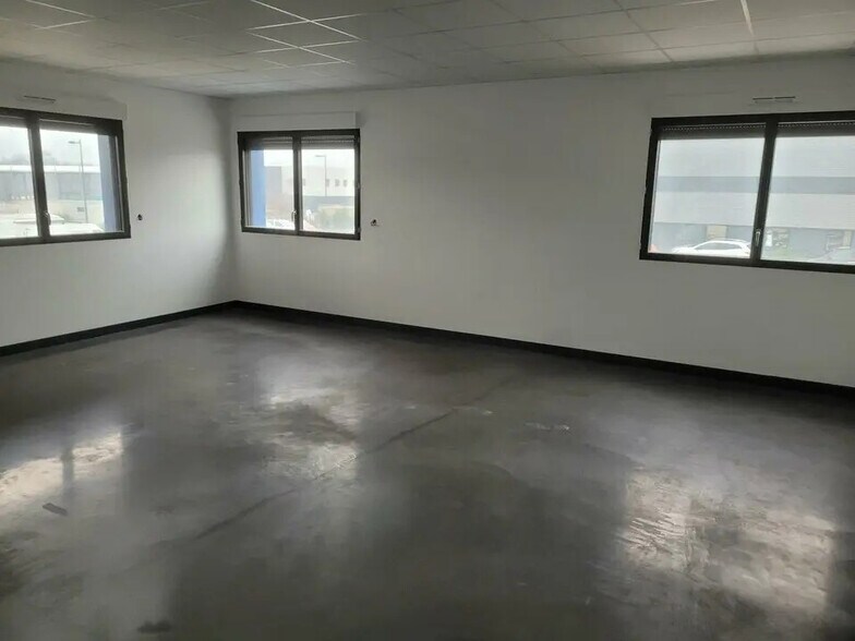 Office in Fareins to rent - Interior Photo - Image 2 of 3