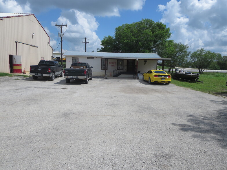 4615 S Flores St, Elmendorf, TX for sale - Building Photo - Image 2 of 8