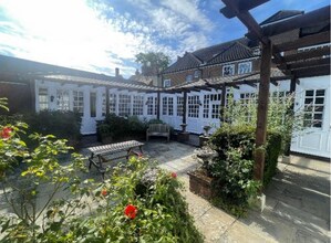 27 London End, Beaconsfield to rent Building Photo- Image 2 of 4