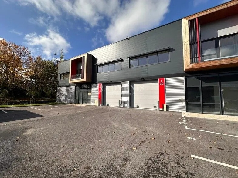 Light Industrial in Éragny to rent - Building Photo - Image 1 of 10