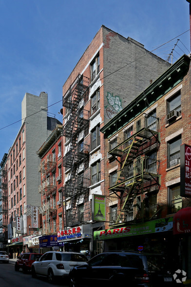 111 Mott St, New York, NY for rent - Building Photo - Image 3 of 8