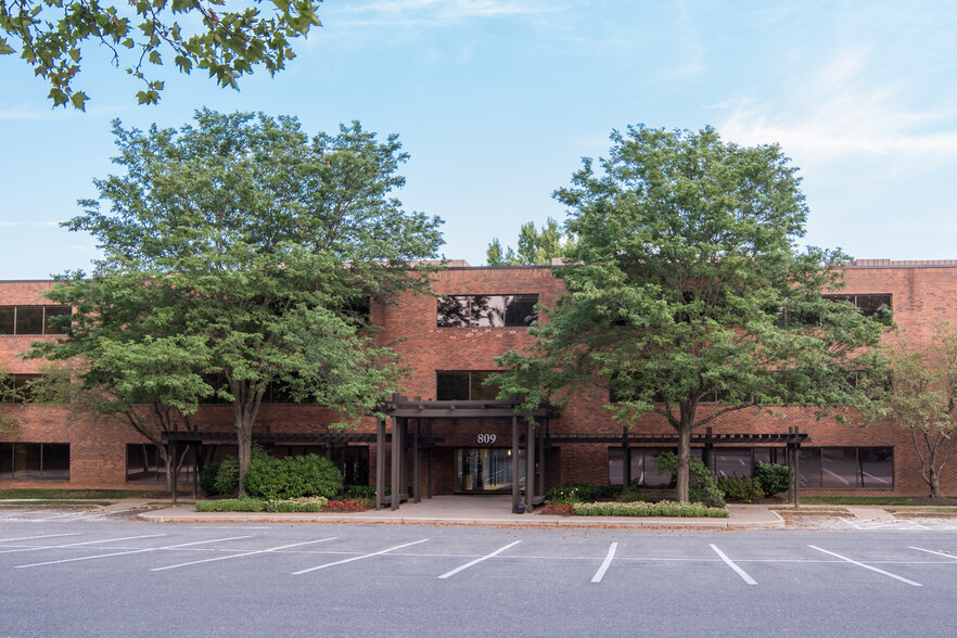 809-810 Gleneagles Ct, Towson, MD for rent - Building Photo - Image 2 of 10