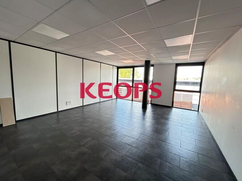 Rond-Point De La Résistance, Saint-Jean for sale - Interior Photo - Image 3 of 5