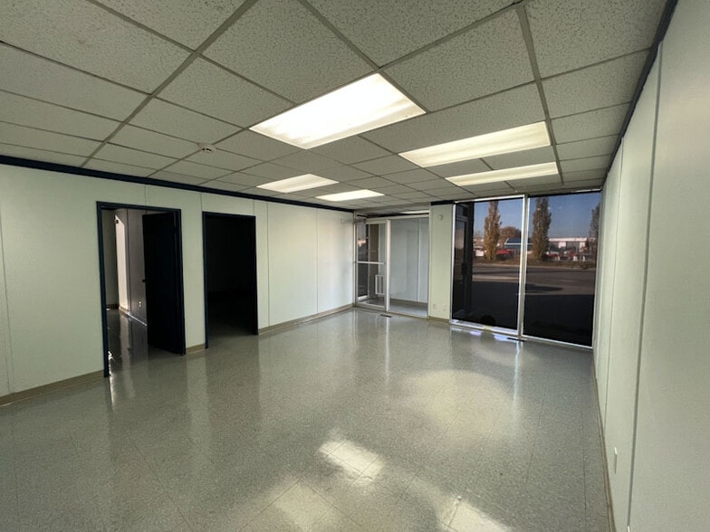 5809 98 St, Edmonton, AB to rent - Interior Photo - Image 1 of 9