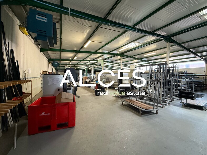 Light Industrial in Pessac to rent - Interior Photo - Image 3 of 6