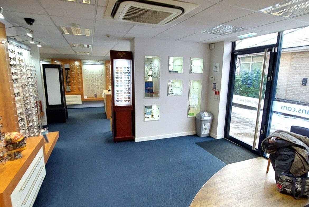 5 Streatfield House, Alvescot Road, Carterton to rent Interior Photo- Image 1 of 4