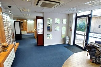 5 Streatfield House, Alvescot Road, Carterton to rent Interior Photo- Image 1 of 4