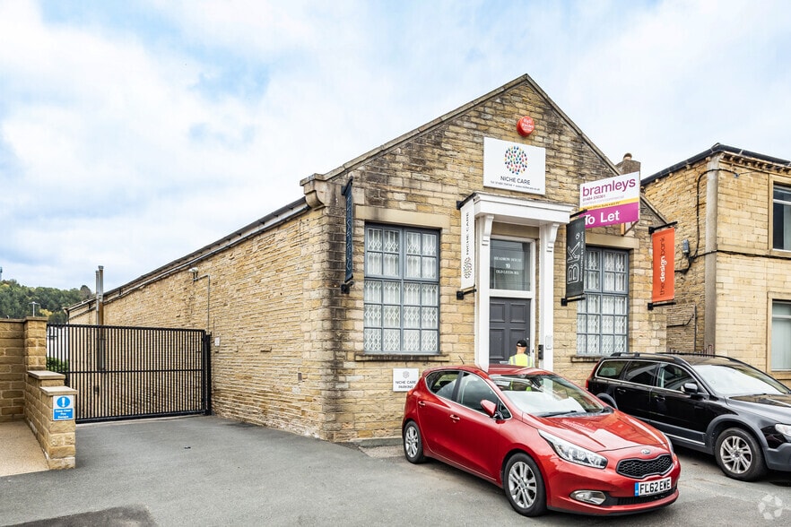 19 Old Leeds Road, Huddersfield to rent - Building Photo - Image 2 of 3