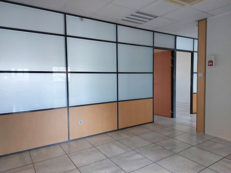 Rue De Hyères, Six-Fours-les-Plages to rent - Interior Photo - Image 3 of 6