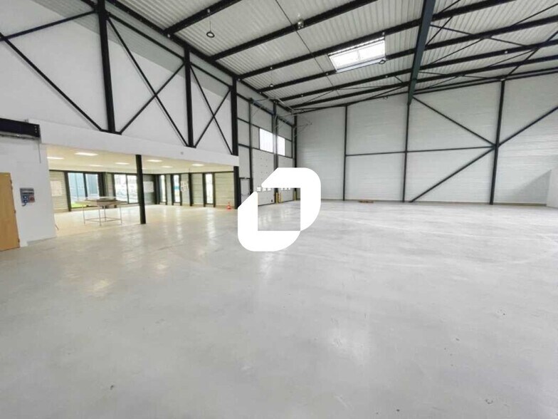 Light Industrial in Le Bourget to rent - Interior Photo - Image 2 of 19
