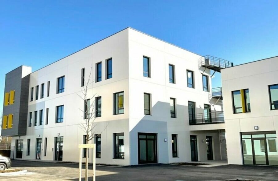 Office in Rillieux-la-Pape to rent - Building Photo - Image 1 of 13