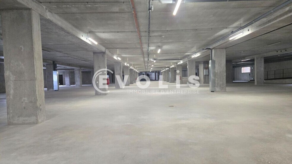 Light Industrial in Ivry-sur-Seine to rent - Building Photo - Image 3 of 9