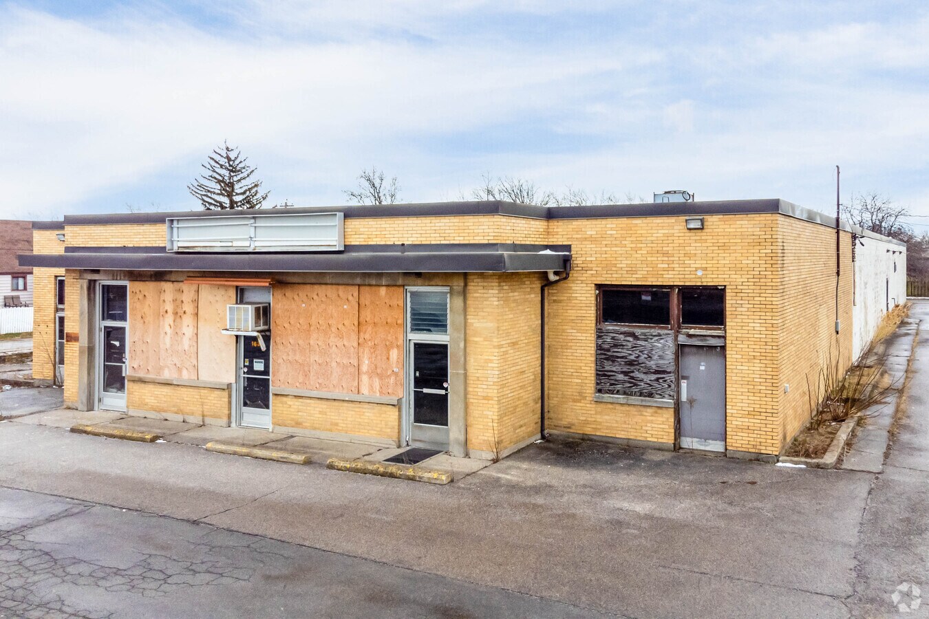 153 Hagar St, Welland L3B 5V9 UK