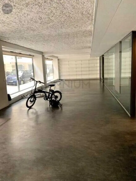 Retail in Lyon to rent - Interior Photo - Image 2 of 4