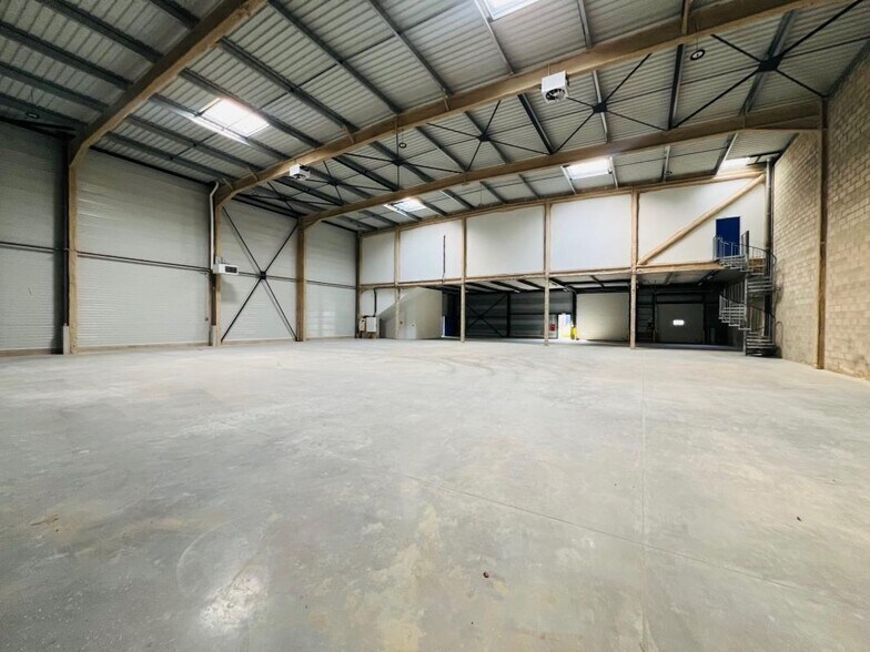 Light Industrial in Trappes to rent - Building Photo - Image 2 of 21