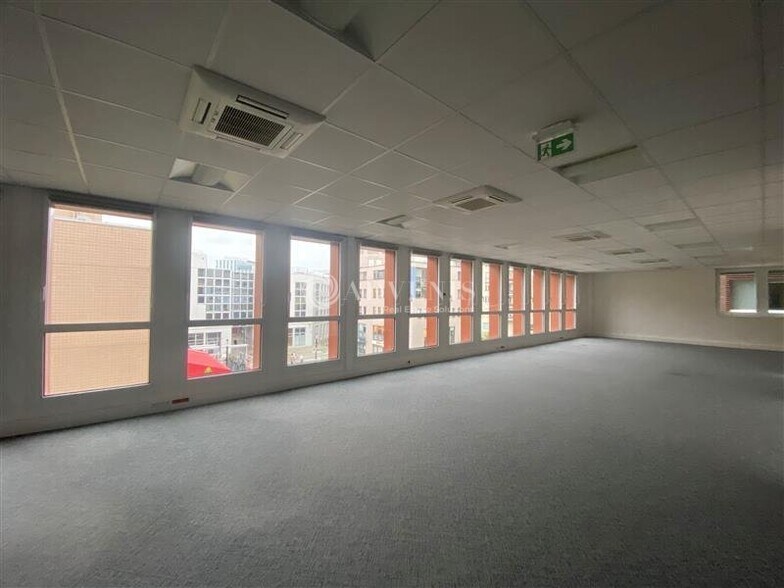 6 Avenue Gustave Eiffel, Montigny-le-Bretonneux to rent - Interior Photo - Image 2 of 6