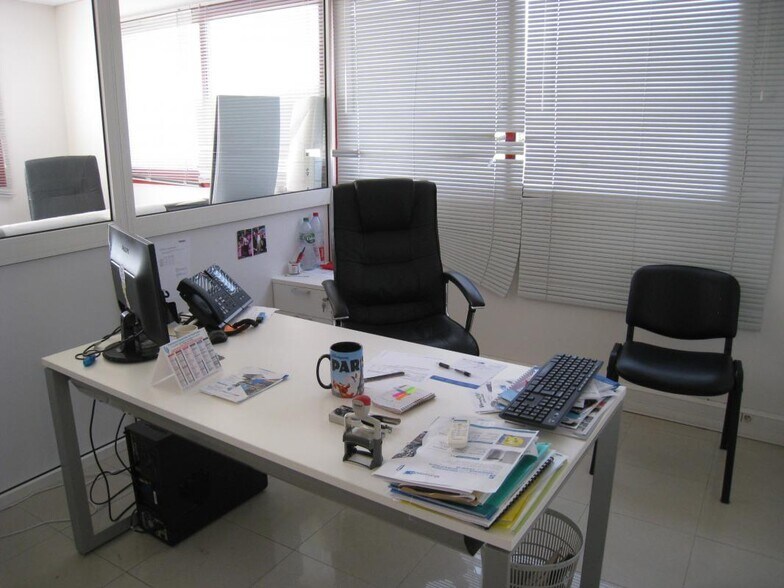 Office in Aubagne to rent - Building Photo - Image 2 of 7