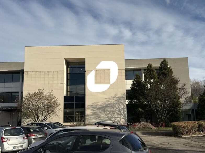 3 Avenue Raymond Chanas, Eybens to rent - Building Photo - Image 1 of 15