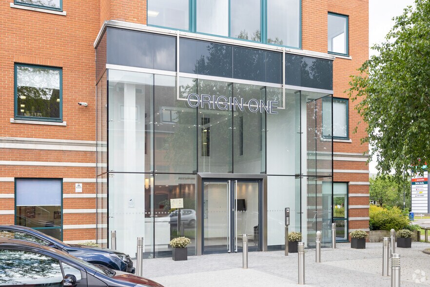 108 High St, Crawley to rent - Building Photo - Image 3 of 3