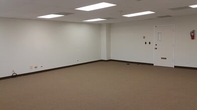 3221 Waialae Ave, Honolulu, HI to rent Interior Photo- Image 2 of 3