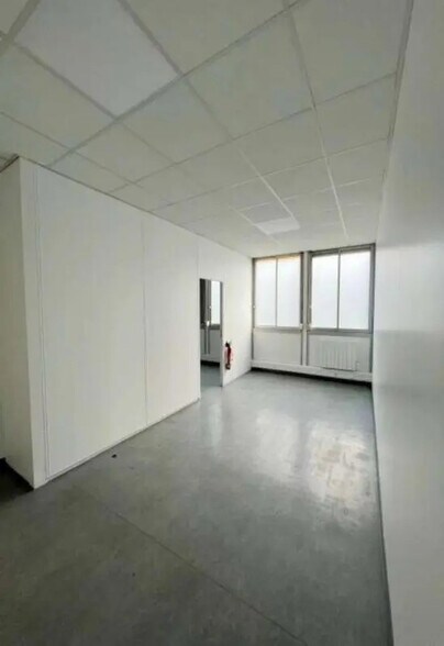 Light Industrial in Coignières to rent - Interior Photo - Image 3 of 10