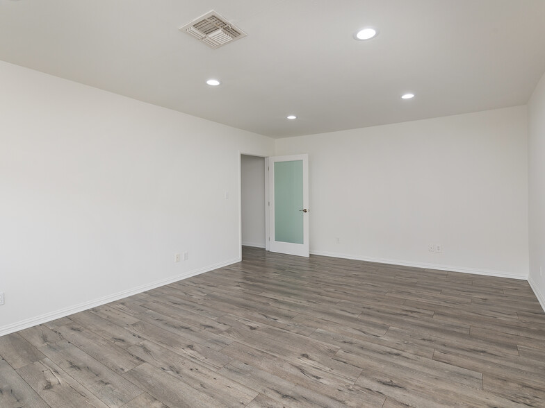 105-107 Eucalyptus Dr, El Segundo, CA for rent - Building Photo - Image 2 of 19