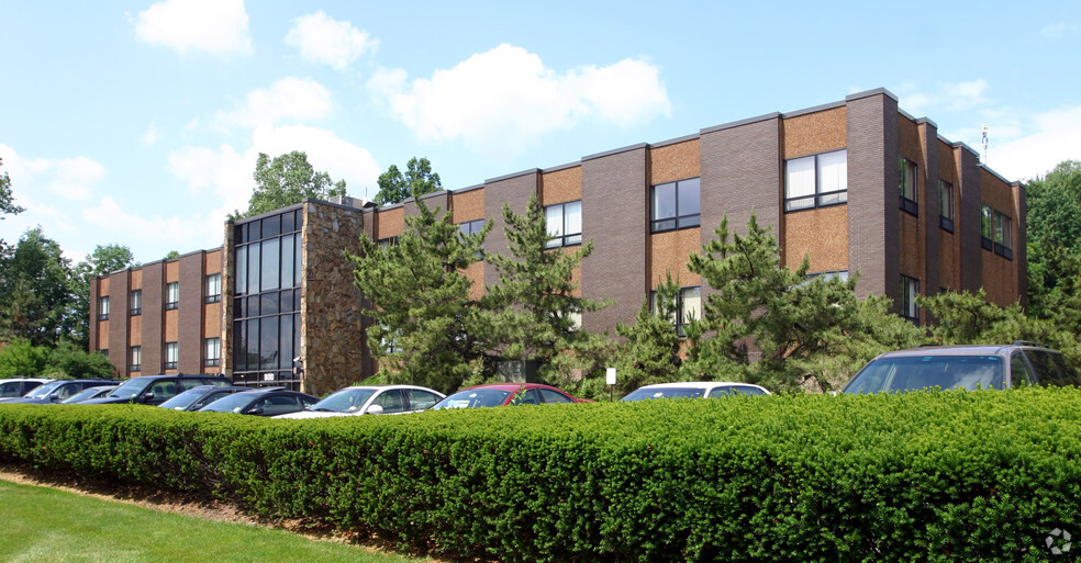 900 Corporate Dr, Mahwah, NJ for rent - Building Photo - Image 1 of 5