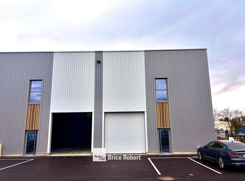 153 Route De Brignais, Saint-Genis-Laval to rent - Building Photo - Image 1 of 5