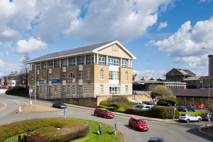 Kingsway, Burnley to rent - Building Photo - Image 3 of 5