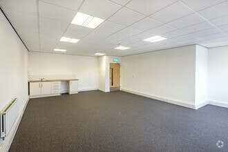 Leeside Rd, London to rent Interior Photo- Image 2 of 6