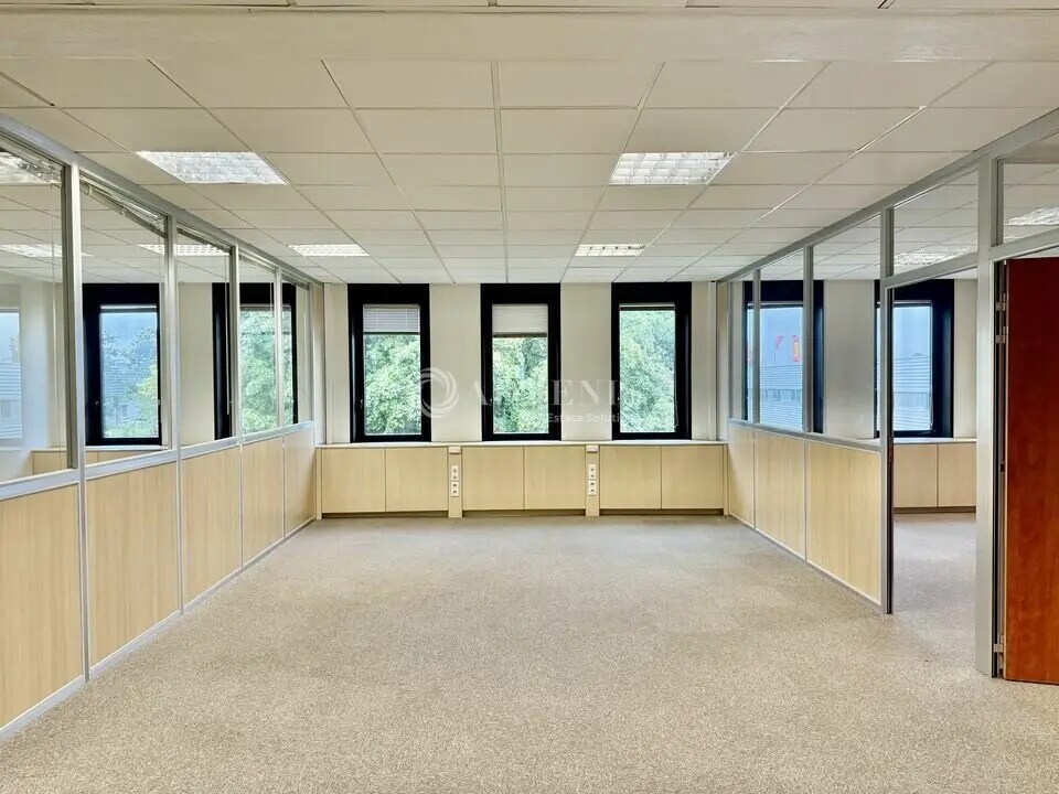 Office in Dardilly to rent Building Photo- Image 1 of 10