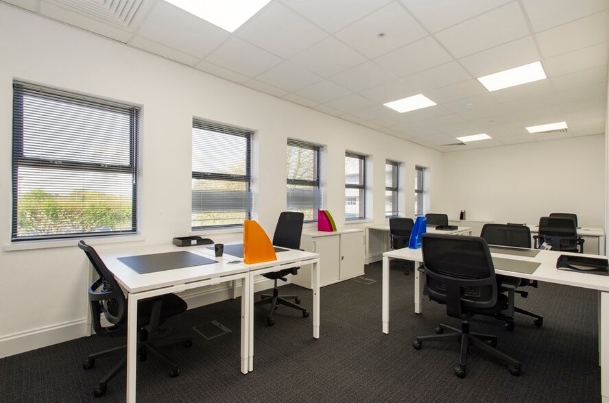 4 Summerhouse Rd, Northampton to rent - Interior Photo - Image 3 of 7