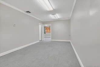 325 Chamberlain Hwy, Meriden, CT for rent Interior Photo- Image 2 of 7