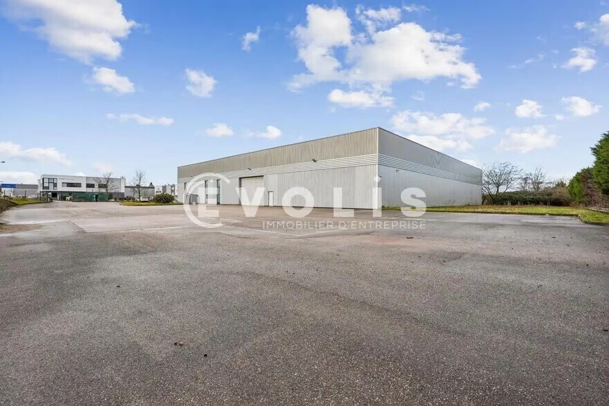 120 Impasse De La Balme, Saint-Priest to rent - Building Photo - Image 2 of 10