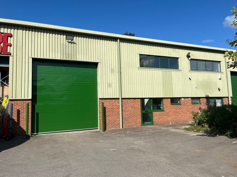 Primrose Hl, Kings Langley to rent - Building Photo - Image 2 of 5