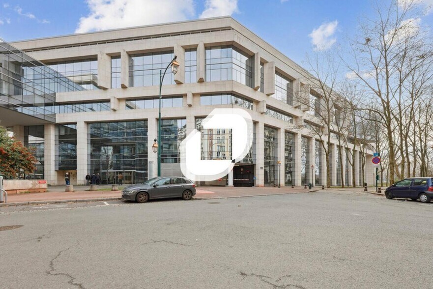 1-3 Place De Turenne, Saint-Maurice to rent - Building Photo - Image 1 of 12