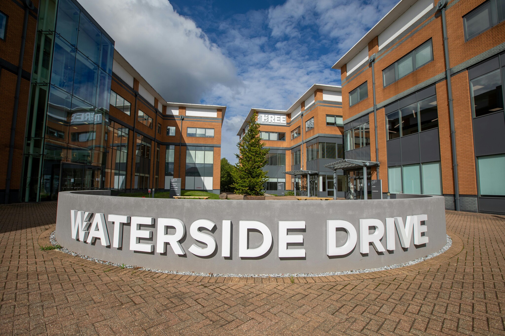 1 Waterside Dr, Reading to rent Building Photo- Image 1 of 7